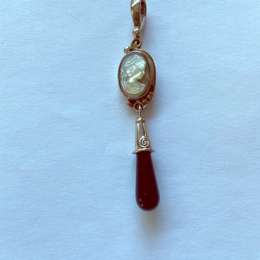 Shell cameo onyx pendant